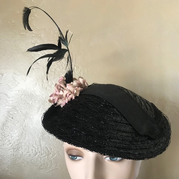 STUNNING 1940\'s BLACK STRAW BERET WITH TALL FEATHERS & FABRIC FLOWERS main image 4